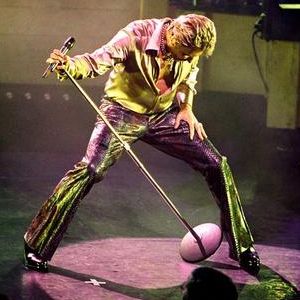 Chemise jaune et pantalon brillant