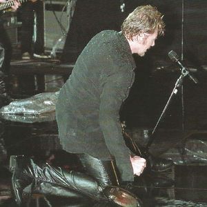 Pantalon en cuir et chemise noire