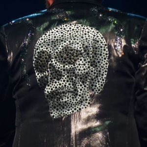 Veste noire à tête de mort et traînées brillantes