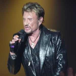 Blouson en cuir, T-shirt décoré et pantalon en cuir