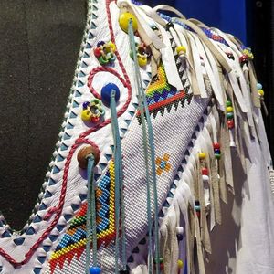 Détails du second costume blanc à franges
