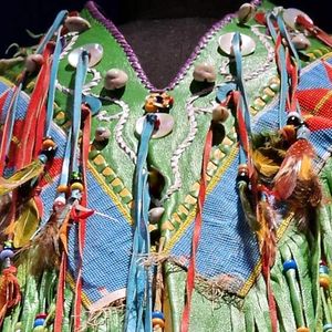 Costume vert à franges