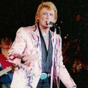 Veste rose et pantalon noir