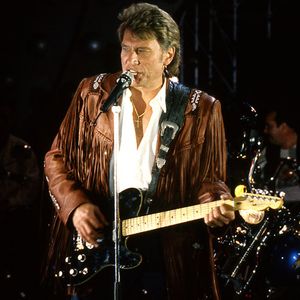 Blouson marron à franges et jean