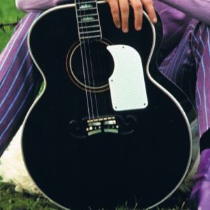 Détails de la guitare Gibson acoustique noire et blanche