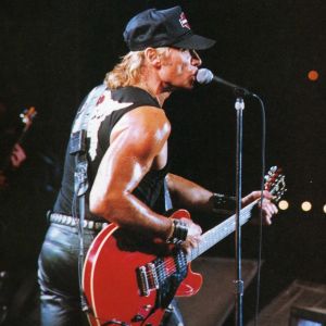 Guitare Gibson ES-335 rouge sur scène