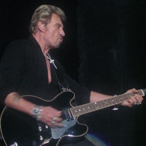 Guitare Gibson ES noire sur scène