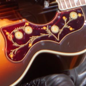 Détails de la guitare Gibson J-200 Standard sunburst