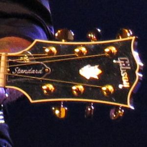 Détails de la guitare Gibson J-200 Standard sunburst